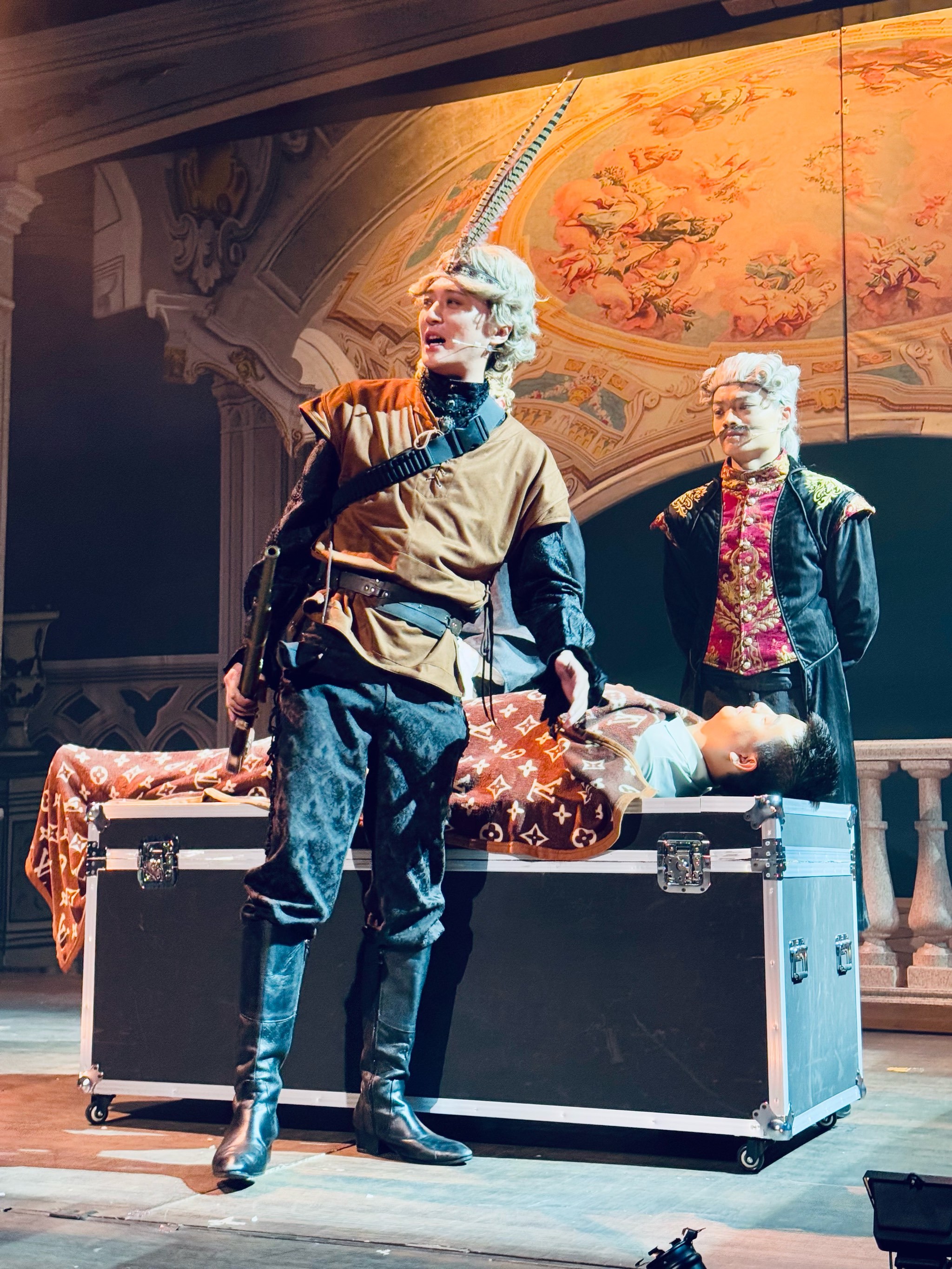 开云中国-拉尔萨与nba新星热吻后携手离开